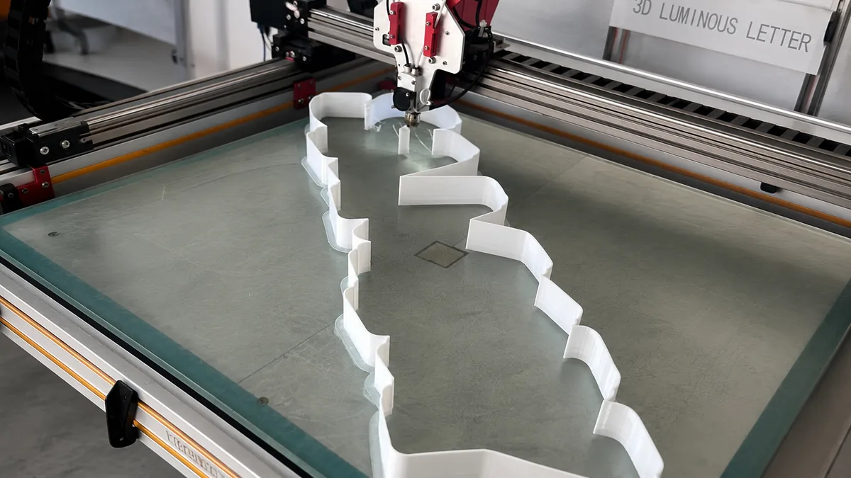 Impresora 3D de gran formato fabricando el cuerpo de una letra corpórea en una sola pieza — taller de 3DPubligrafiX en Quito