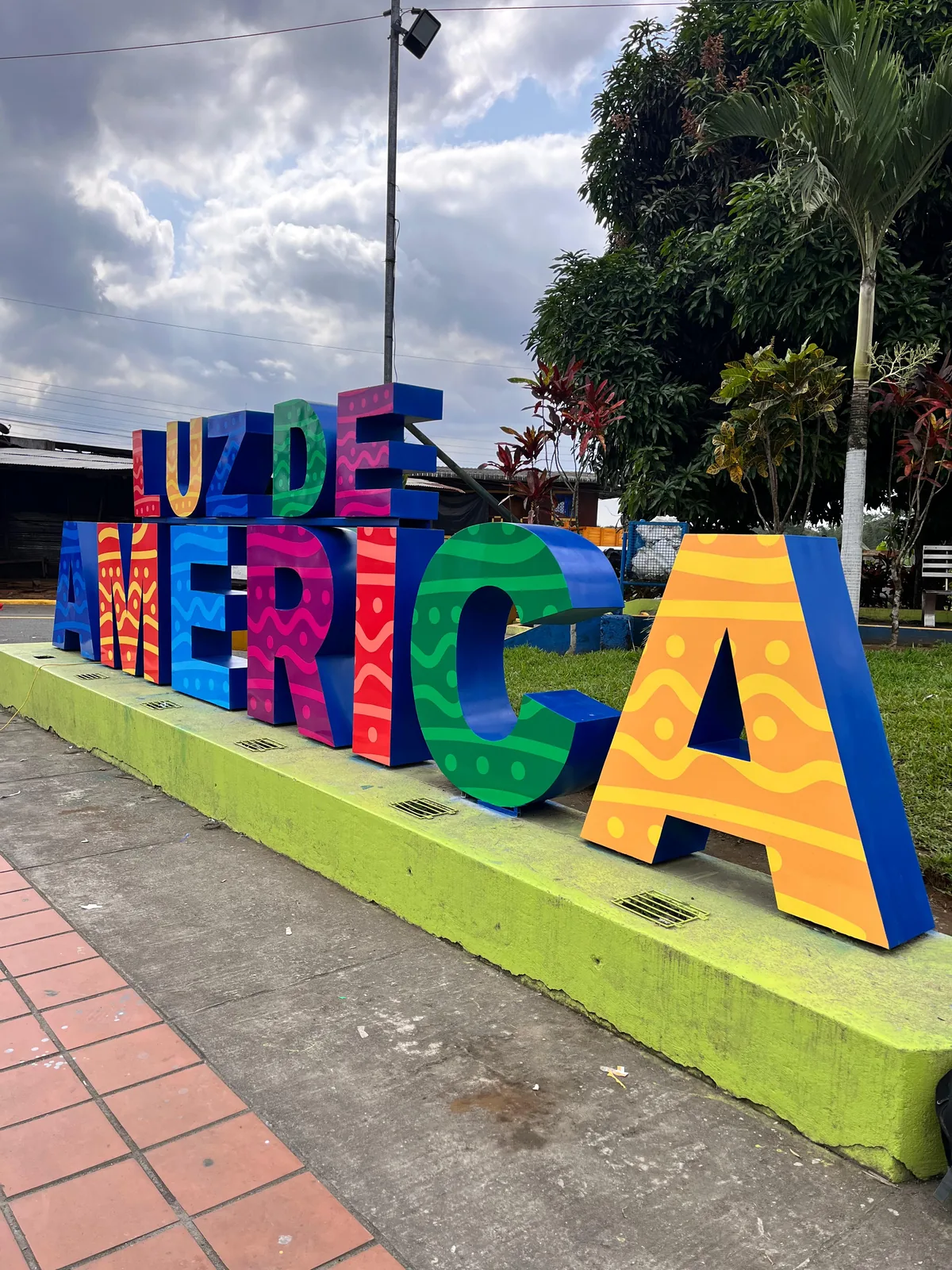 Letras 3D en metal de gran formato — GAD Parroquial Luz de América