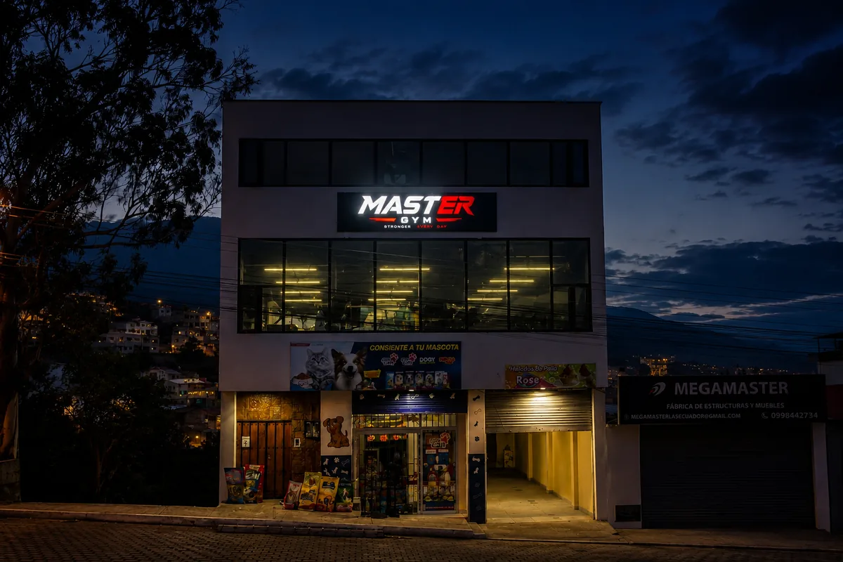 Rótulo 3D luminoso de Master Gym instalado en fachada de edificio en Quito, encendido al anochecer