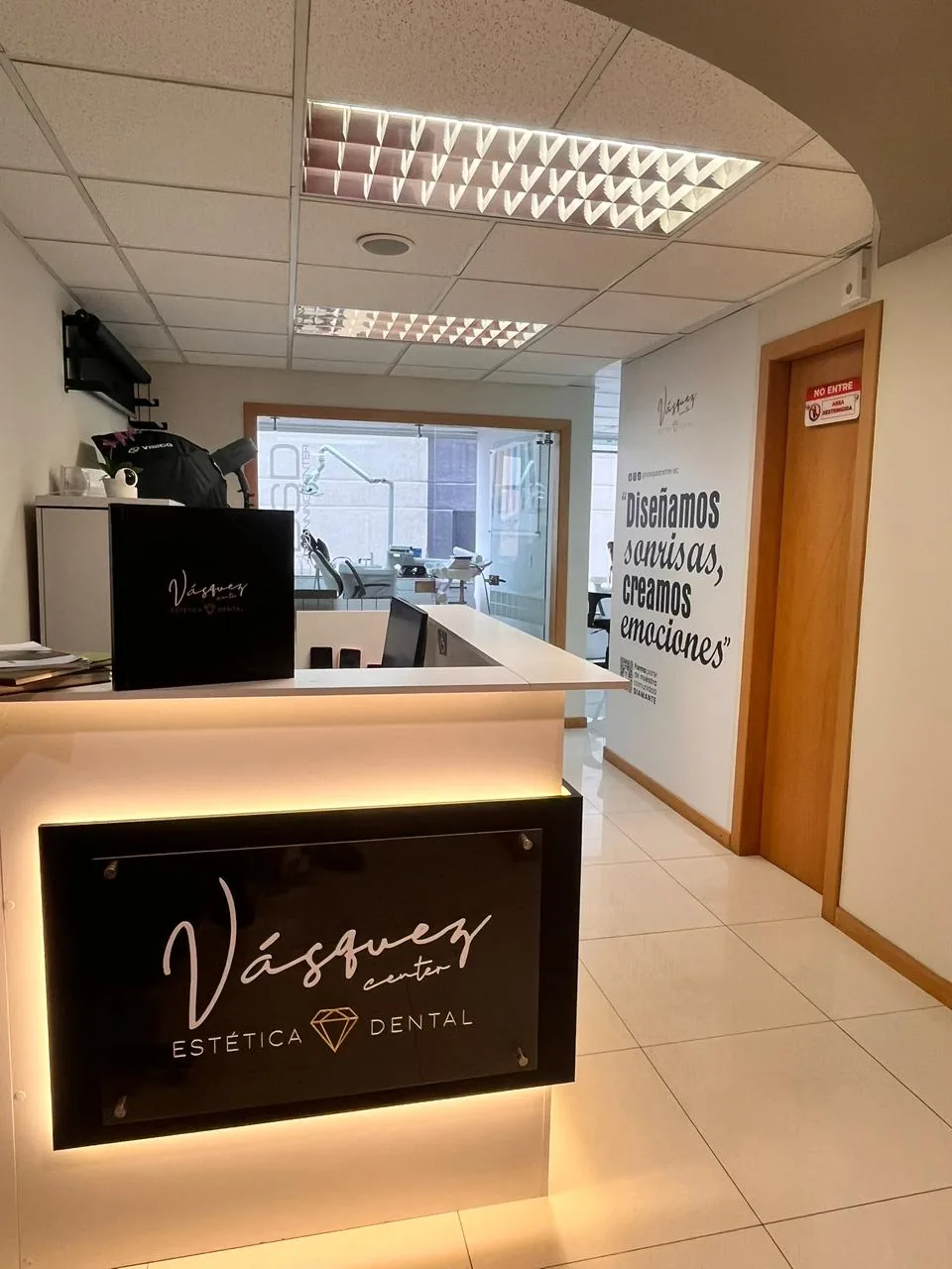 Vásquez Dental — Acrílico LED iluminado